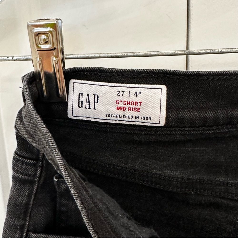 LIKE NEW - Black Gap mid rise denim short - Picture 11 of 12